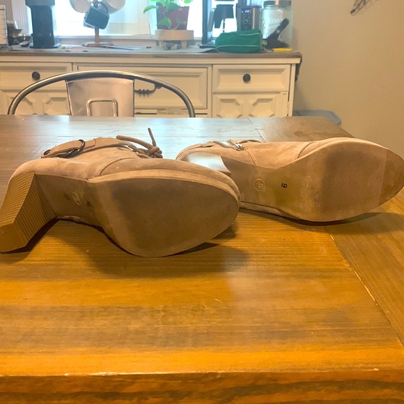 Tan bootie heels. Adorable for a night out in the fall. Size 9 - Picture 4 of 4